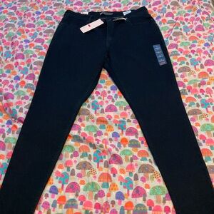 Plus-sized Levi’s Black Leggings Jeans in size 18 tall.
